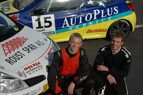 Michael Christensen og Bjørn Smedegaard Laursen kæmper om bronzen i Renault Clio Cuppen ved Valvoline DM-Finalen på FDM Jyllandsringen.